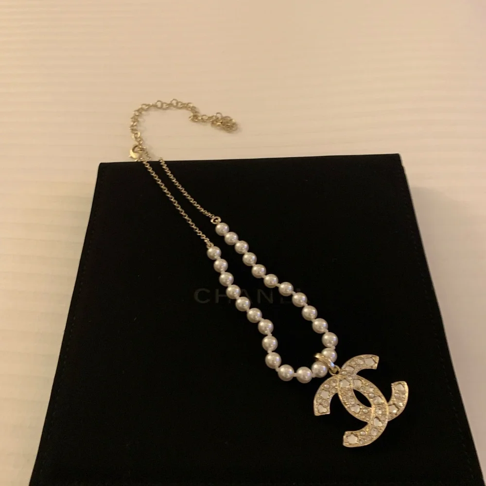 Authentic Brand new,authentic Chanel White Pearl Necklace with pouch, box,ribbon - Picture 4 of 13